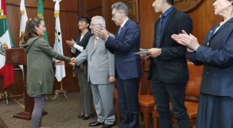 Fundación UAEMéx entregó 49 becas de Titulación y Manutención