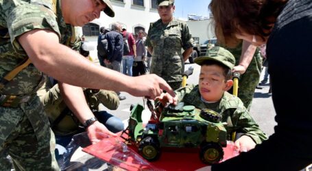 Promueve DIFEM a joven discapacitado como soldado por un día