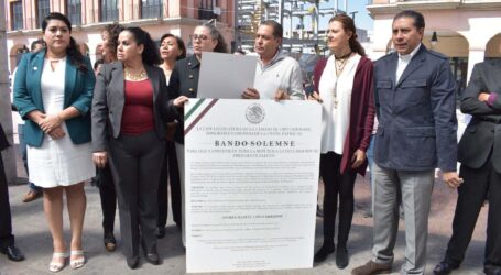 Colocan bando que declara Presidente a López Obrador