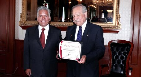 Reconoce Cabildo a Horacio Campos Lozada, toluqueño destacado en Derecho Aeronáutico y Espacial