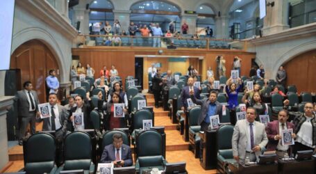 “Nos faltan 43”, claman en el pleno diputados de Morena