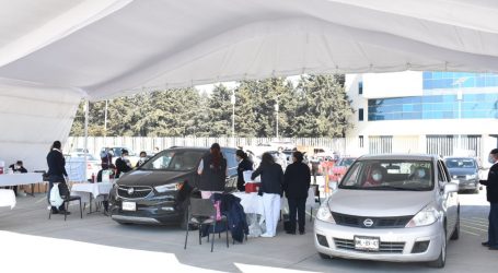 VACUNARON A ADULTOS MAYORES DESDE SUS AUTOS EN EL CENTRO DE CONVENCIONES DE TOLUCA