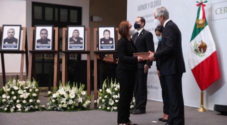RINDEN HOMENAJE A POLICÍAS MEXIQUENSES QUE PERDIERON LA VIDA EN CUMPLIMIENTO CON SU DEBER