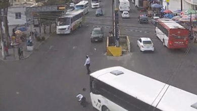 BRUTAL CHOFER DE TRANSPORTE URBANO ATROPELLÓ A UN POLICÍA