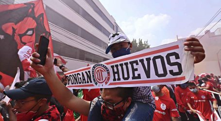 PUDO MÁS LA PASIÓN: ACUDEN AFICIONADOS DEL TOLUCA A HACERLE “PASILLO AL DIABLO”