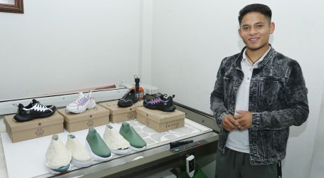Axel García, estudiante de la UAEM, emprende en el diseño, fabricación y personalización de sneakers
