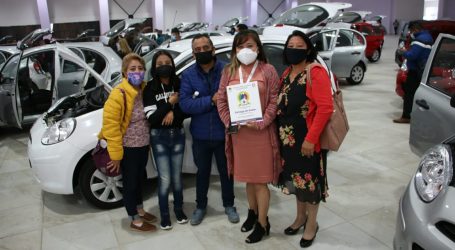 Entrega SMSEM autos y computadoras a maestros ganadores de rifas