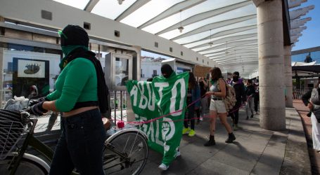 Protestan feministas por simulación de Diputadas; martillazos, pintas y agua