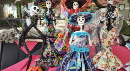 ELABORAN ARTESANOS MEXIQUENSES CATRINAS DE CARTÓN Y MANTIENEN VIVA LA TRADICIÓN DEL DÍA DE MUERTOS