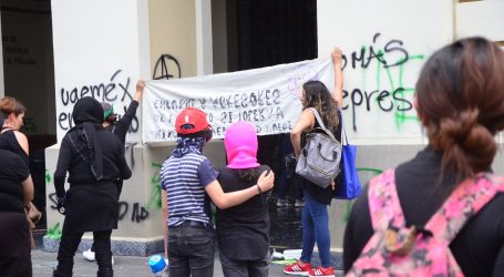 PROTESTA UN GRUPO DE ESTUDIANTES Y VANDALIZA EDIFICIO DE RECTORÍA