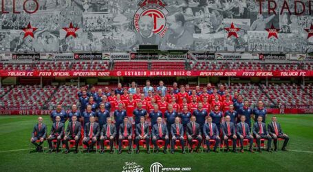 DON VALENTÍN DIEZ ENCABEZA LA FOTO OFICIAL DE DIABLOS ROJOS