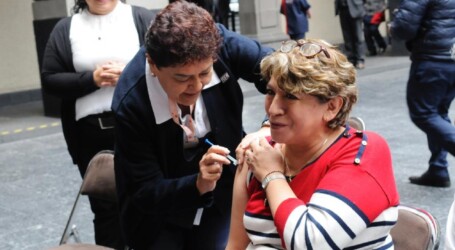 DOÑA DELFINA SE VACUNÓ, YA VAN MÁS DE 200 MIL DOSIS VS INFLUENZA
