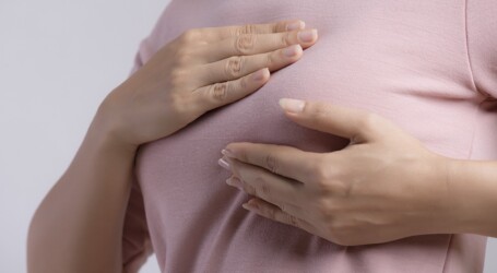 Lee en la revista Universitaria: Autoexploración, primer paso para detectar a tiempo el cáncer de mama
