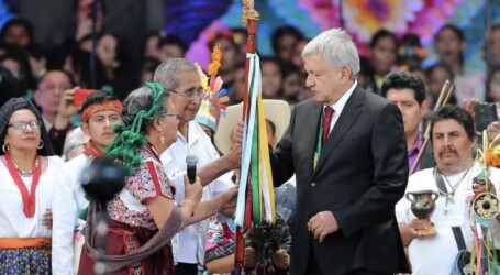 + Del bastón de mando de López Obrador al de Javier Milei en Argentina; en el país sudamericano el bastón no es transferible; se realiza para cada presidente en madera de urunday