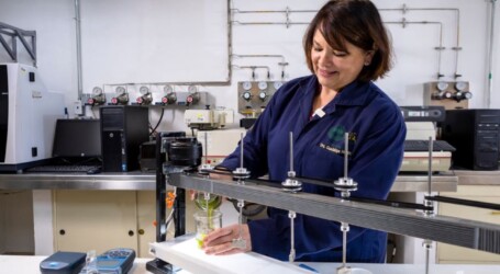 María Guadalupe Fonseca Montes de Oca, investigadora de la UAEMéx, analiza la calidad del agua mediante técnicas a microescala