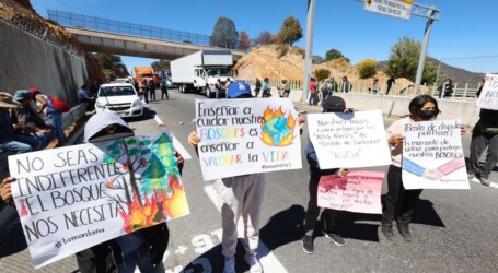 Bloquean carretera para exigir combate eficiente de incendios forestales