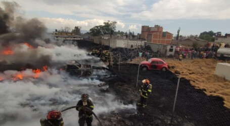 Protección Civil y Bomberos sofocaron un incendio en un predio de llantas en San Andrés Cuexcontitlán