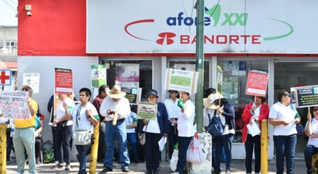 PROTESTAN POR MODIFICACIÓN A AFORES, FRENTE AL IMSS