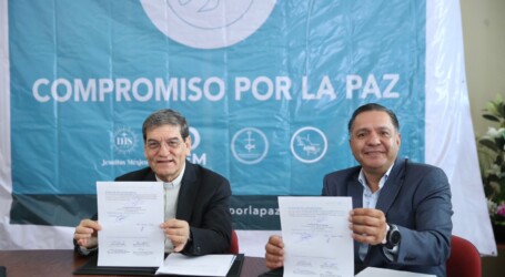 Firman compromiso por la paz Arzobispo Raúl Gómez González y el candidato Ricardo Moreno Bastida