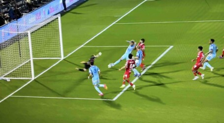 ¿POR QUÉ NO JUGÓ MAXI ARAÚJO ANTE COLORADO?