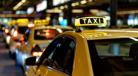 Permisionarios de servicio de taxis de los aeropuertos repudian posible amparo a Uber para operar en terminales aéreas