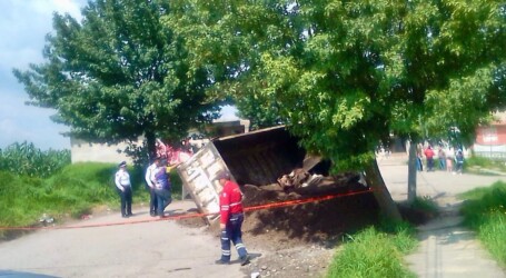 SE HUNDE UN CAMIÓN DE VOLTEO EN UNA OQUEDAD DE TOTOLTEPEC