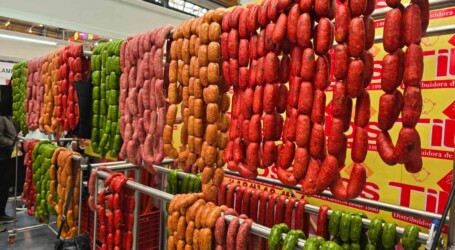 ALUD DE VISITANTES EN LA EXPO CHORIZO Y MEZCAL EN TOLZÚ