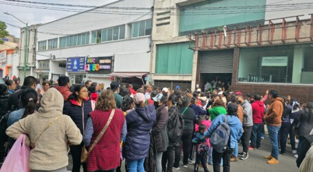 PROTESTAN PADRES DE FAMILIA POR FALTA DE ESPACIOS EN ESCUELAS