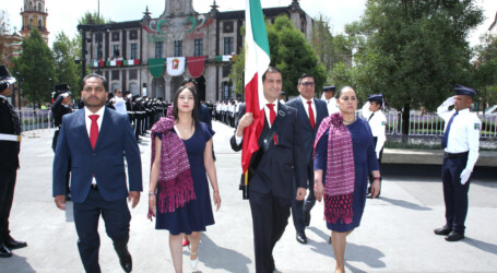 JUAN MACCISE TRASLADA BANDERA PARA EL GRITO DE INDEPENDENCIA