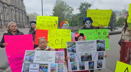 MANIFESTACIÓN DE PAYASITAS MUJERES EN BUSCA DE PERMISOS DE TRABAJO