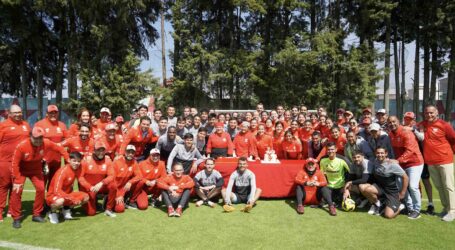 FESTEJAN ANIVERSARIO DE UN GRANDE CON 2 PASTELES