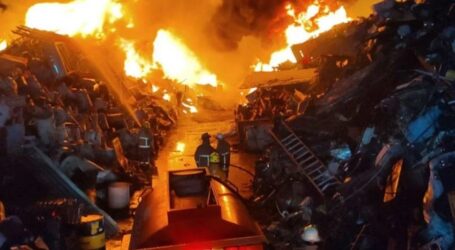 A PUNTO DE CONTROLAR INCENDIO EN BODEGA DE DESPERDICIOS INDUSTRIALES EN XONACATLÁN