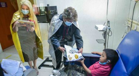 PLAYERAS FIRMADAS POR IKER CASILLAS LLEVÓ DELFINA A LOS NIÑOS EN HOSPITAL