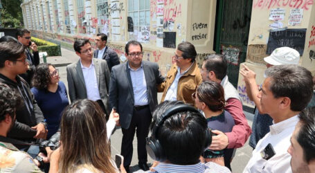 Acude Isidro Rogel a dialogar con estudiantes en ex Rectoría