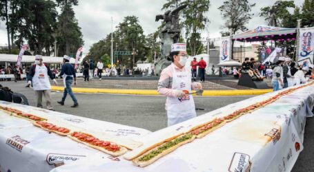 Rompe Toluca récord con la torta de chorizo más grande del mundo