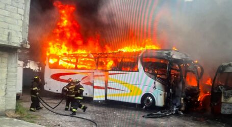 SE QUEMAN DOS AUTOBUSES EN UN TALLER EN COAXUSCO, METEPEC