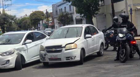 CHOQUE DE DOS AUTOS EN ALLENDE Y VENUSTIANO CARRANZA