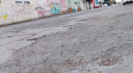 SE QUEJAN DE BASURA, BACHES Y FALTA DE ALUMBRADO EN ISABEL LA CATÓLICA