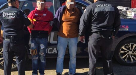Policía de Toluca detiene a dos sujetos tras asalto a tienda OXXO en Capultitlán