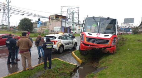Derrapó un autobús Flecha de Oro En Las Torres y 5 de Mayo, sin heridos