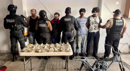 Detiene, en flagrancia, policía de Toluca a hombres por desvalijar motocicleta