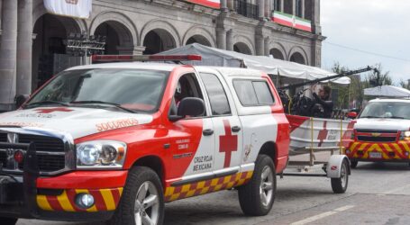Muestra Cruz Roja Mexicana fortaleza en el desfile conmemorativo de la Independencia