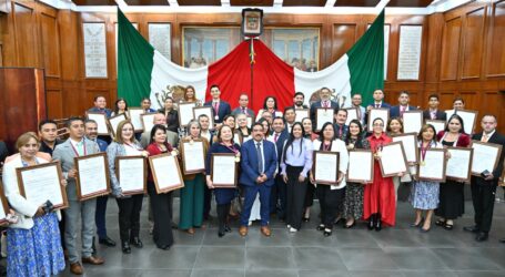 Congreso honra a 36 docentes por su excelencia y compromiso