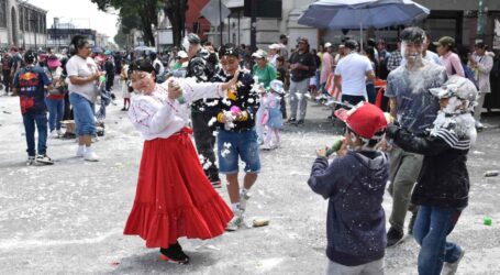 HASTA FOTOS SE TOMARON LOS POLICÍAS CON LA CIUDADANÍA, EN EL DESFILE