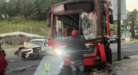 15 Heridos en choque de autobús con Taxi en Morelos y Xinantécatl