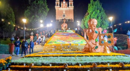 TRES FIGURAS DE CARTÓN ENGALAN LA OFRENDA MONUMENTAL DE METEPEC