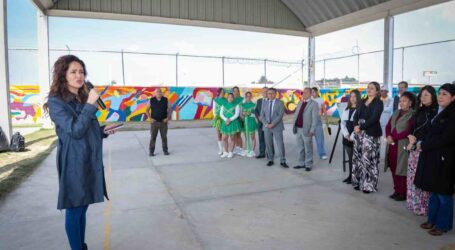 Comunidad de Prepa 5 de la UAEMéx da vida al mural “Colmena de Fuego”
