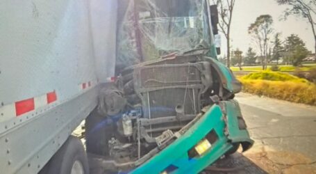 AUTOBÚS SUBURBANO DE MTM SE ESTAMPÓ CONTRA UN TRÁILER