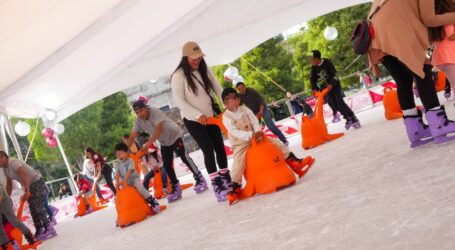 Disfrutan miles de toluqueños la Navidad sobre hielo con la pista gratuita