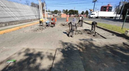 Continúa recuperación de calles en Toluca con trabajos de bacheo intenso